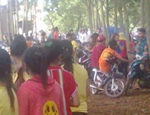 Nhiều người dân hiếu kỳ đến bao vây hiện trường.