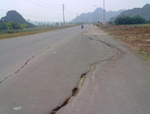 Những vết nứt kéo dài hàng trăm mét trên mặt đường.