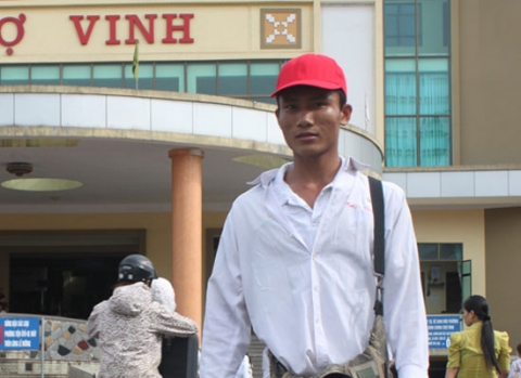 Ngô Văn Thuận tìm việc ở chợ Vinh - (Ảnh: V.TOÀN)