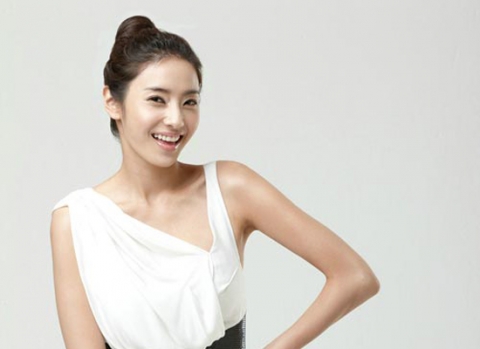 Han Chae Young, Kim Hyun Joo, Han Hye Jin khoe vẻ gợi cảm trên các tạp chí danh tiếng.