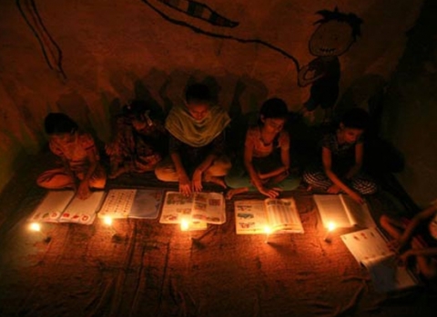 Trẻ em ở Noida, ngoại ô New Delhi, học bài trong khi mất điện.