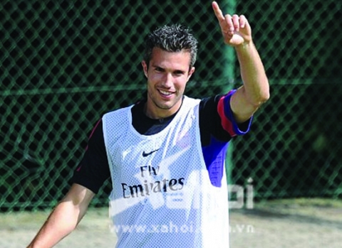 Robin Van Persie tính chuyện ở lại với Arsenal