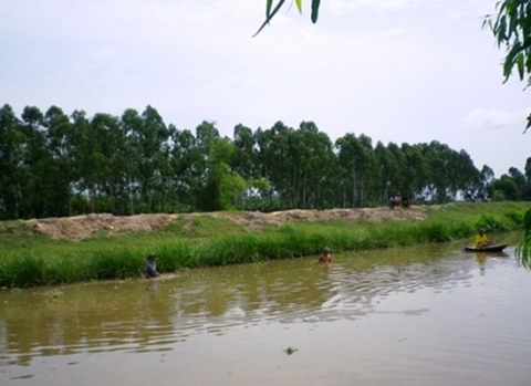 Đoạn sông Tĩnh, nơi thi thể em Nguyễn Thị Bích Ngọc được người dân địa phương phát hiện