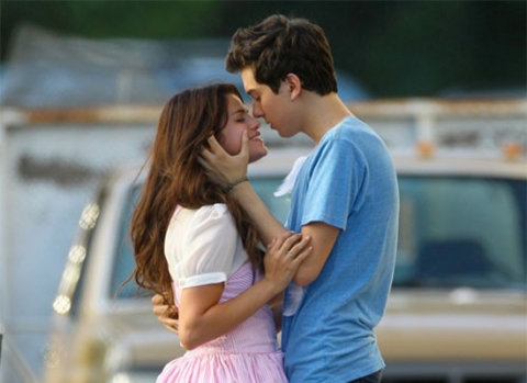 Diễn xuất cùng Selena trong bộ phim là nam diễn viên Nat Wolff mới 17 tuổi.