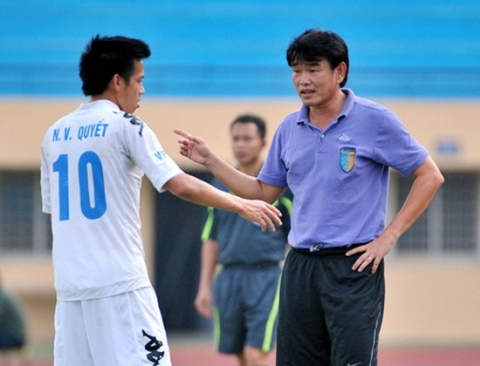 HLV Phan Thanh (phải) sắp nắm đội tuyển Việt Nam thi đấu tại AFF Cup 2012