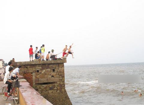 Thi nhau nhảy từ đỉnh lô cốt