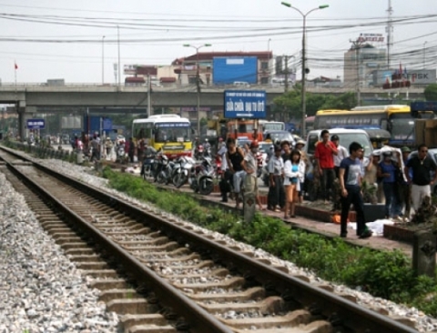 Chị Phương bị tàu cán qua người và kéo lê đi vài chục mét trên đường ray.