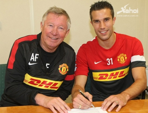 Sir Alex và van Persie trong buổi ký hợp đồng