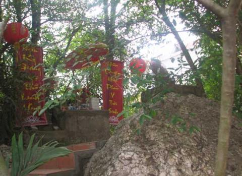 Miếu nằm dưới tán cây xanh rợn ngợp, tỏa hương khói liêu trai