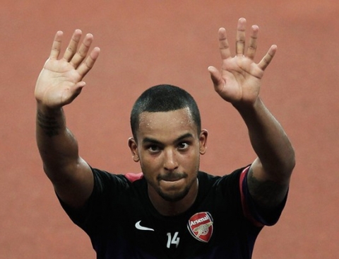 Walcott sẽ tiếp bước Van Persie rời Arsenal?