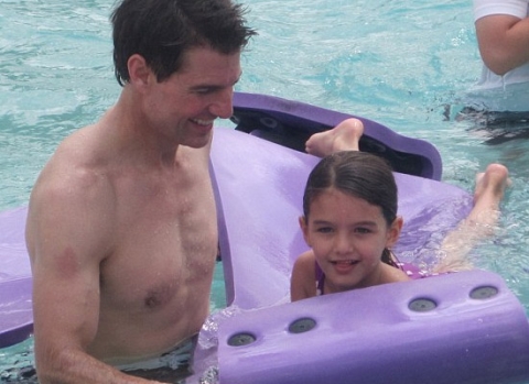 Tom và con gái Suri tại công viên nước Disney World, Florida ngày hôm qua.
