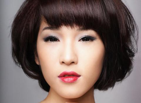 Trông Emily vừa kiêu sa lại vừa ngọt ngào với kiểu make up retro này phải không nào!