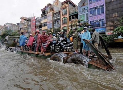 Phương tiện giao thông trong những ngày lũ lịch sử cách đây gần 4 năm. (Ảnh Telegraph)