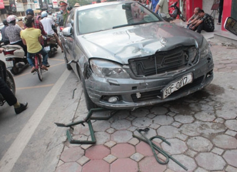 Chiếc xe Mercedes gây tai nạn chỉ dừng lại khi lao lên vỉa hè ở làn đường đối diện