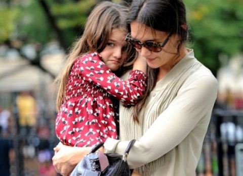 Katie Holmes bên cạnh con gái Suri