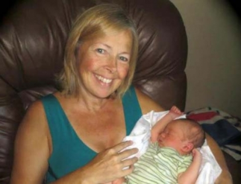 Bà Linda Sirois bên cạnh cháu trai mà bà mới sinh ra