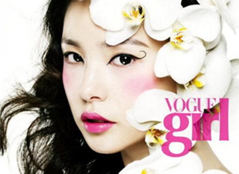 Đôi môi hồng cherry ngọt ngào, nữ tính và phù hợp với làn da Á Đông sẽ giúp bạn nổi bật trong những ngày giao mùa