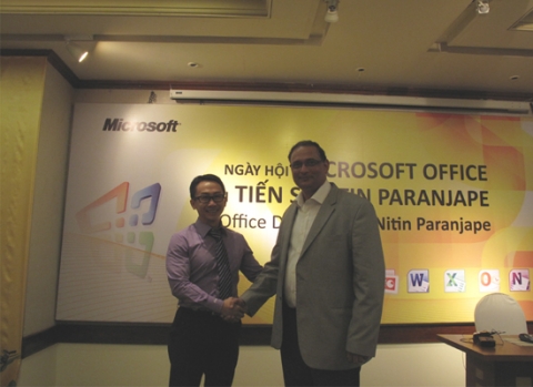Ông Trần Hữu Minh, Giám Đốc tiếp thị Microsoft Việt Nam và Tiến Sĩ Nitin Paranjape
