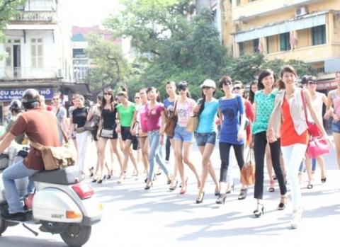 Các thí sinh thăm quan thủ đô Hà Nội trong tập 3 của Vietnam's next top model 2012