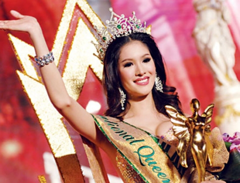 Hoa hậu Sirapassorn Atthayakorn trong lễ đăng quang ngôi vị Miss International 2010.