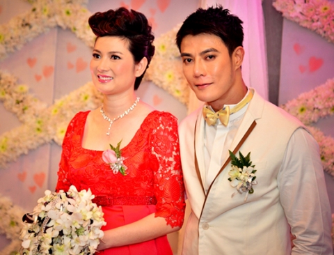 Cô dâu Thúy Vinh và chú rể Andrew Poh trong lễ cưới tại khách sạn Sheraton.