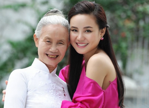 Vy Oanh bên mẹ già đã ngoài 70 tuổi