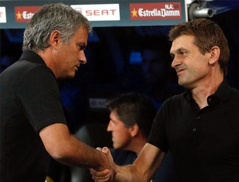 Mourinho và Tito bắt tay đầu trận đấu