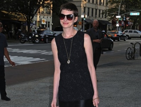 Anne Hathaway thanh lịch cùng đầm ren liền với chiếc vòng cổ lấp lánh duyên dáng.  