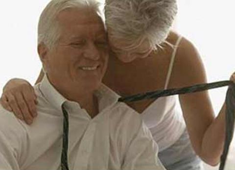 Con cái đôi khi phải nhắm mắt làm ngơ để các cụ ông đi 