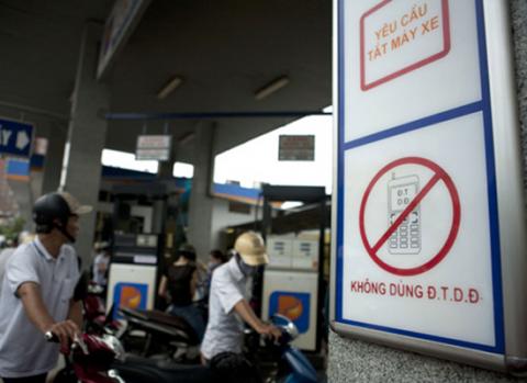 Một số cây xăng treo biển cấm dùng ĐTDĐ chỉ như một biện pháp phòng xa. (Ảnh: Như Ý)