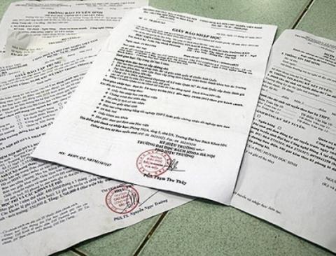 Những tờ giấy báo nhập học gây hoang mang cho thí sinh.