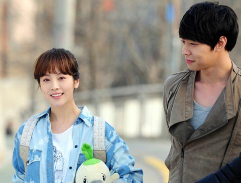 Park Yoochun và Han Ji Min trong Rooftop Prince.