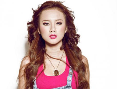 Ngoài nhiều scandal liên quan tới phát ngôn, Phương Trinh còn bị lên án vì dám... dẫm lên sách.