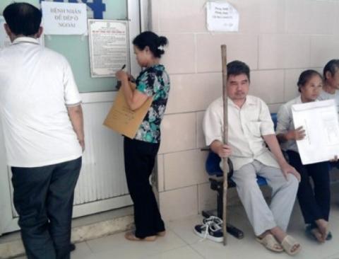 Bệnh nhân chờ đến lượt chụp MRI tại bệnh viện Bạch Mai (Ảnh: C.Q)