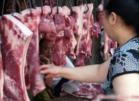 Thịt và phụ phẩm được bày bán phải có dấu kiểm soát giết mổ.