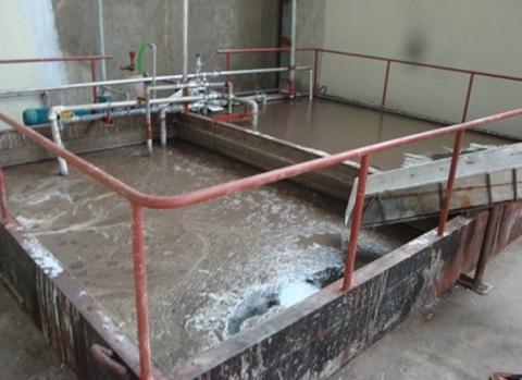 Bể nước thải chưa qua xử lý và đã xử lý đều là một màu xanh đen, bốc mùi thối