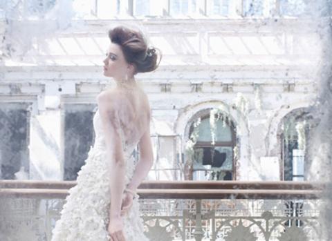 Khác với các thiết kế tối giản hay trẻ trung của mùa Xuân/Hè, xu hướng váy cưới Thu 2012 đều nghiêng về phong cách lãng mạn với kiểu dáng truyền thống, ứng dụng trên nền vải voan bay bổng.