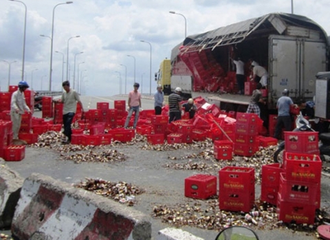 Hàng trăm thùng bia đổ tràn trên cầu vượt Quốc lộ 1A