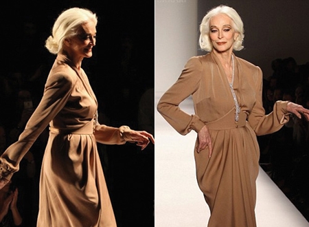 Carmen Dell'Orefice gây ấn tượng mạnh trên sàn catwalk trong bộ đầm dài màu kem của nhà thiết kế Norisol Ferrari