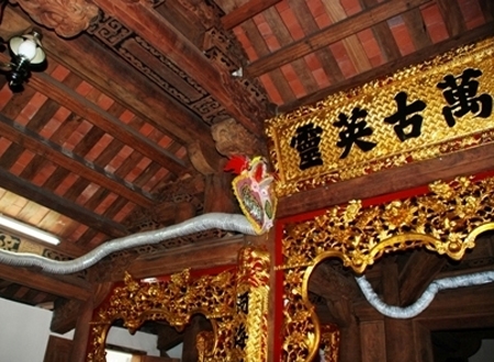 Mô hình đôi rắn hổ mang được thờ trong đền Cấm