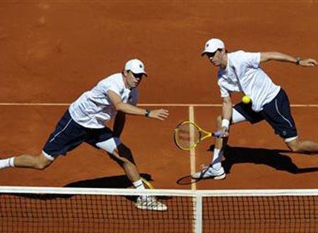 Anh em nhà Bryan gỡ lại một điểm cho đội Mỹ tứước Tây Ban Nha. Ảnh: Reuters