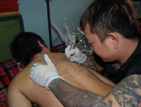 Huy Tatto chăm chút từng đường kim, nét vẽ