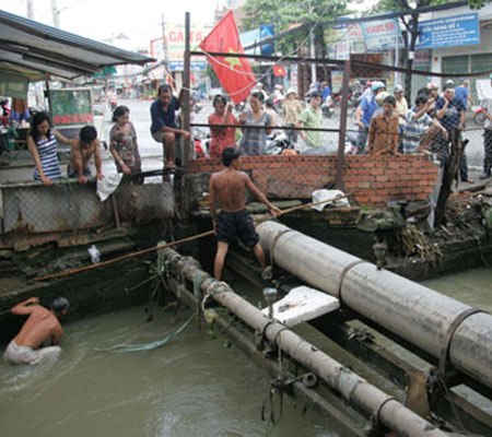 Mò tìm chiếc xe gặp nạn