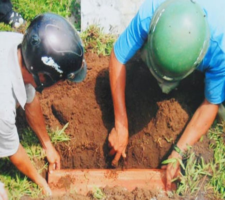 Mai táng cho một bào thai bị bỏ rơi.