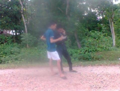 Hai thanh niên bán thẻ tại cầu Rào Trổ liên tục gọi điện nhắn tin cho các đối tượng khác để lấy mã thẻ cào Viettel bán cho người dân