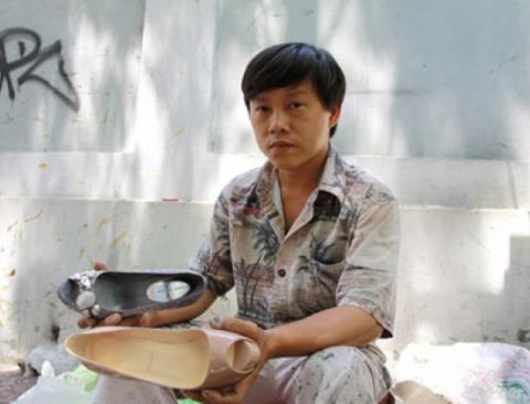 Anh Văn với nghề sửa giày cha truyền con nối 