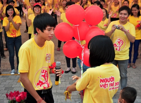 Chàng trai tiến tới bên bạn gái sau màn flashmob