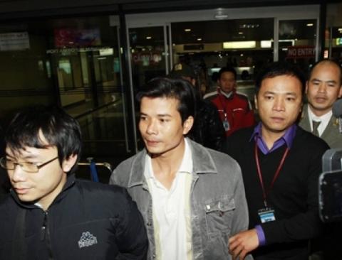 Thủy thủ Hùng (thứ 2 từ trái sang) sống sót trở về.