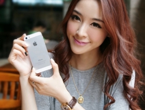 hotgirl sành điệu bên iphone 5