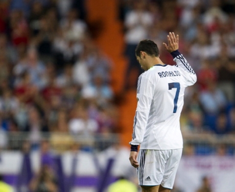 Ronaldo có cú đúp vào lưới Granada, góp phần vào chiến thắng (3-0) đầu tiên cho các nhà ĐKVĐ La Liga, Real Madrid.